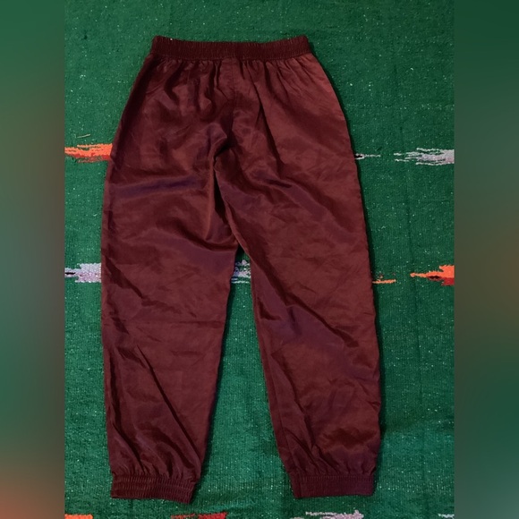 Nike Air Jordan Cherrywood Womens Joggers Size M
Waist 14”
Length 28”
Q2 - Picture 2 of 3